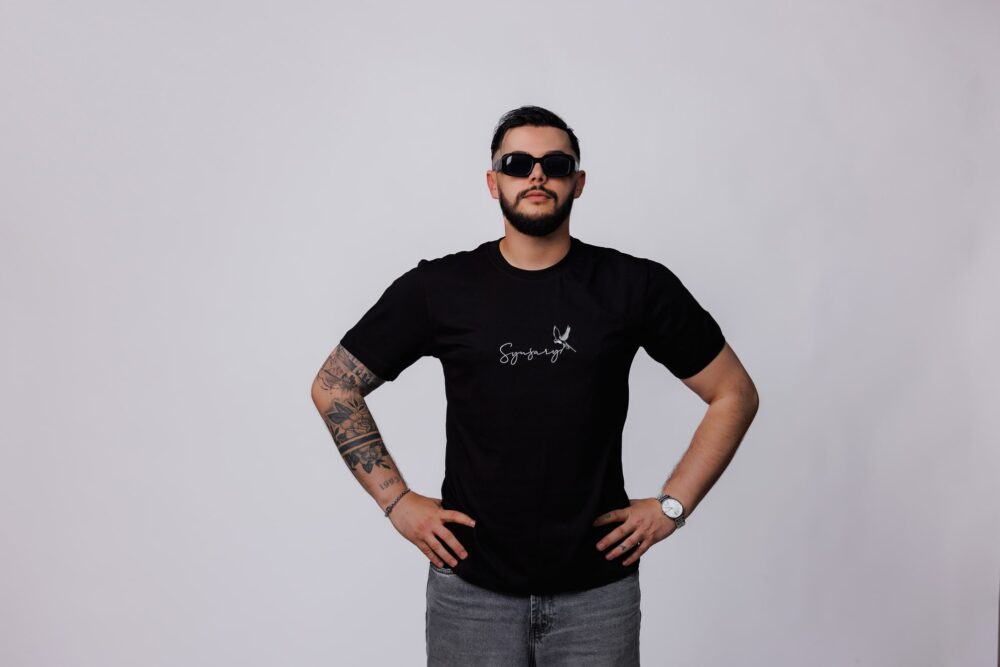 Synsary T-shirt Schwarz – Bild 2